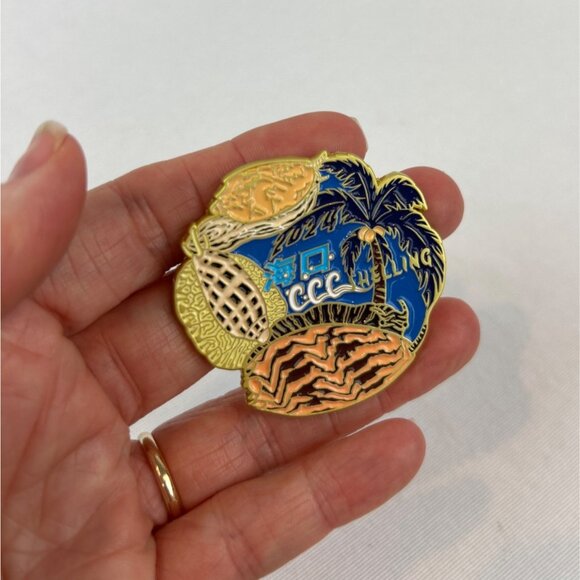 2024 CCC Shelling Enamel Pin Tropical Palm Shells Collectors - Picture 2 of 6